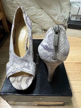 Boutique 9 Grey and White Snake-Print Peep Toe Stiletto Platform Heels 9.5